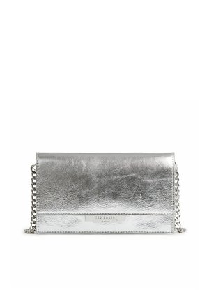 Rechteckige silberne Leder-Clutch mit Klappverschluss und Kettenriemen, vorne mit kleinem Ted Baker London Logo.