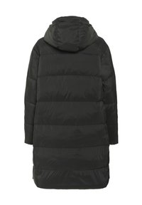 Crna jakna od puffa s kapuljačom, koja se ističe svojim dugmadičastim dizajnom, glatkom teksturom i srednjom dužinom za dodatnu toplinu i pokrivenost.