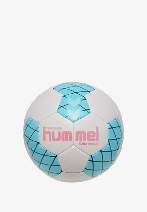 Weißer Trainingsball mit hellblauen Akzenten und Rautenmuster. Der Text lautet "hummel" in Pink. Sechseckige Paneele mit Struktur für besseren Grip.