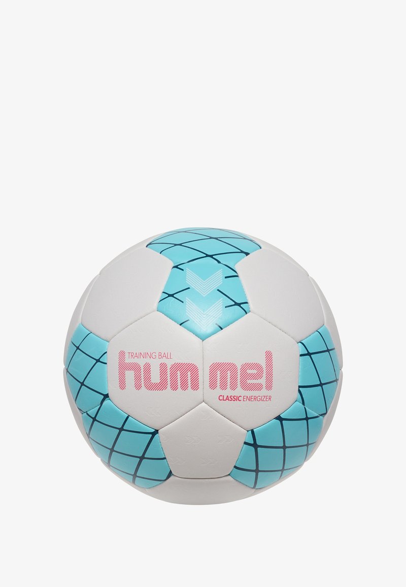 Vit träningsboll med ljusblå accenter och rutmönster. Texten "hummel" är i rosa. Hexagonala paneler med textur för grepp.