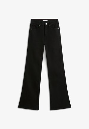 Crne traperice širokih nogavica s kopčanjem na gumb i patentni zatvarač, prednjim i stražnjim džepovima te petljama za remen, položene ravno na bijelu pozadinu.