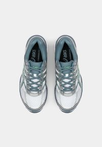 ASICS SportStyle GEL CUMULUS 16 UNISEX - Športni copati - white/ironclad