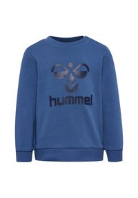 Niebieska bluza wykonana z miękkiego materiału, z teksturowanym logo w ciemnoniebieskim kolorze na środku i okrągłym dekoltem z zapięciem na ramionach.