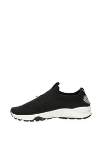Zwarte instapsneaker met een gebreide bovenkant, witte middenzool, textuurzool en een matte logo-accent op de hiel. Heeft een ademend mesh-design.