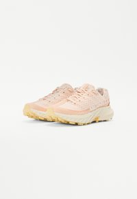 Baskets de trail Merrell en pêche clair avec tige en maille texturée, protection renforcée au niveau des orteils et semelle en caoutchouc dotée de crampons profonds pour une meilleure traction.