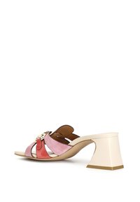 Sandali mule con tacco a blocco, caratterizzati da cinturini in suede rosa e rosso, punta aperta e dettagli in fibbia dorata. Suola liscia beige.