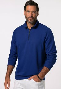Marineblaues Zip-Hoodie mit hohem Kragen und gerippten Bündchen, aus weichem Stoff gefertigt. Verfügt über einen teilweisen Reißverschluss am Hals.