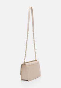 Borsa a mano rosa chiaro con una forma rettangolare strutturata, texture liscia e dettagli in catena dorata per la tracolla. Presenta una chiusura piatta superiore.