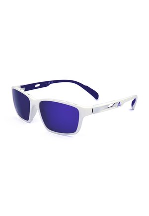 Occhiali da sole sportivi con montatura bianca, lenti rettangolari azzurre specchiate e aste interne nere, logo Adidas sulla stanghetta.
