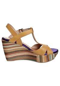 Sandalo con zeppa con cinturini in pelle gialla, una soletta viola e una piattaforma intrecciata multicolore e testurizzata con strisce orizzontali.