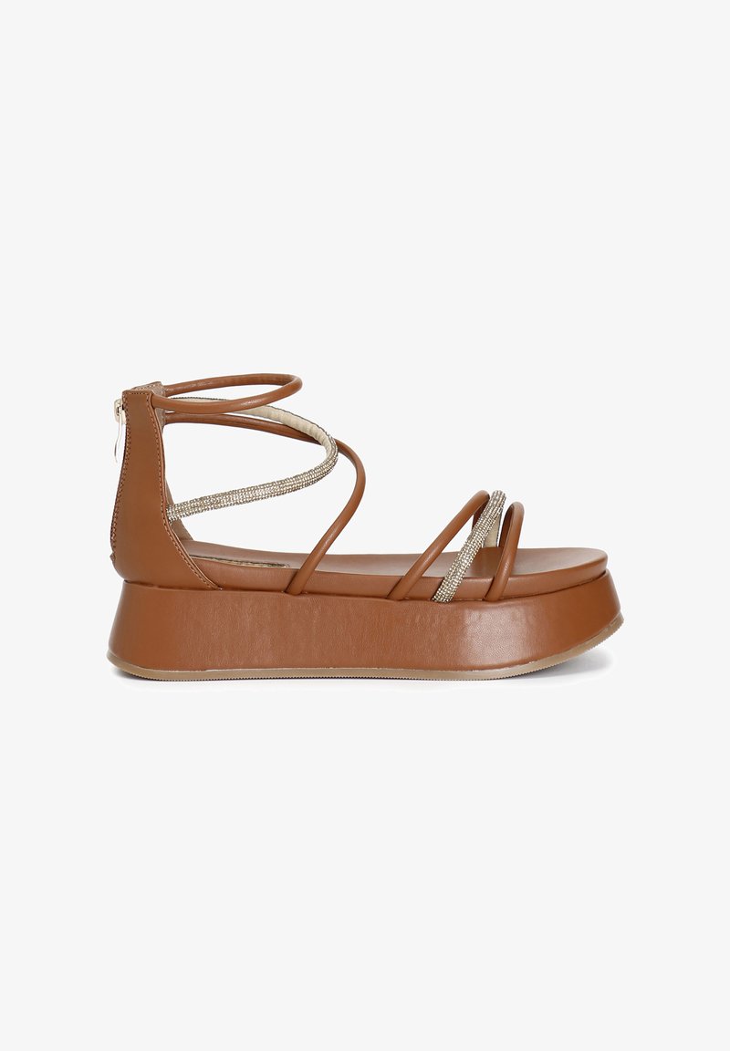 Ruske sintetiske platform sandaler med flere krydsspiraler, akkompagneret af sølvdetaljer og med en lynlås lukning bagpå.