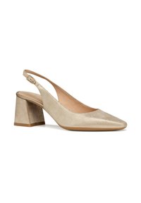 Zapato de tacón en tono beige con punta afilada, tacón ancho y parte superior de tela texturizada. Correa ajustable con detalle de hebilla.