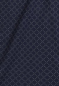 Granatowy materiał w diagonalny diamentowy wzór z małymi białymi kropkami, o teksturowanej powierzchni. Gładka tekstura z jednolitym wyglądem.