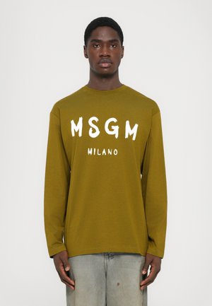 Pikkade varrukatega oliivroheline T-särk, millel on valge "MSGN" ja "MILANO" tekstiprint, ümmargune kaelus ja lõdvestatud lõige.