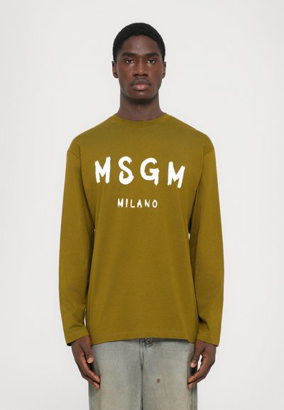 Camiseta de manga larga verde oliva con estampado en blanco de "MSGN" y "MILANO", escote redondo y corte relajado.