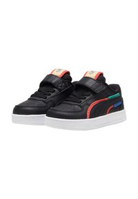 Zwarte leren sneakers met witte rubberen zolen, voorzien van een klittenbandsluiting, rode en blauwe accenten en geperforeerde neus voor ventilatie.
