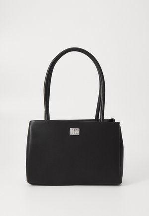 Bolso tote negro hecho de material sintético suave, con dos asas largas y forma rectangular. Acento de logo plateado en la parte frontal.