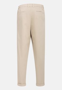 Beige rechte broek met steekzakken aan de achterkant, riemlussen en omgeslagen zoom, gezien vanaf de achterkant tegen een effen achtergrond.