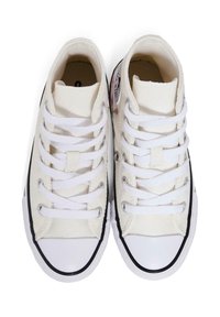 Sneakers bianchi in tela con punte tonde, suole in gomma nera e lacci bianchi. Presentano occhielli e una patch sul lato esterno.