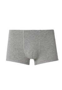 Harmaat puuvillabokserit, joissa on pehmeä rakenne, edessä on pussi ja ommellut yksityiskohdat. Muotoilu on minimalistinen ilman lisäkuvioita.