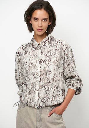 Langarmshirt met een beige-bruine slangenprint, knoopsluiting bij de kraag en een losse pasvorm met gerimpelde manchetten.