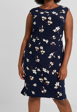 Ciemnogranatowa sukienka z kwiatowym wzorem w białe i beżowe kwiaty, wykonana z miękkiej, elastycznej tkaniny, o dopasowanym kroju i krótkich rękawkach typu cap.