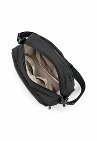 Sort stoftaske med lynlåsåbning, der har en beige indvendig. Indeholder polstrede rum til organisering og en aftagelig rem.