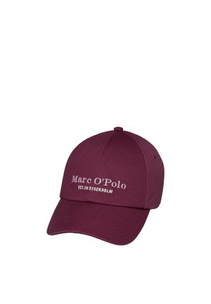 Bordeauxrood baseballpetje met gebogen klep, geborduurd met "Marc O'Polo EST. IN STOCKHOLM" in het wit op het voorste paneel.