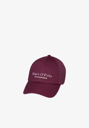 Casquette de baseball bordeaux à visière courbée, brodée de "Marc O'Polo EST. IN STOCKHOLM" en blanc sur le panneau avant.