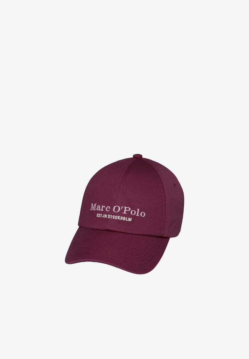 Casquette de baseball bordeaux à visière courbée, brodée de "Marc O'Polo EST. IN STOCKHOLM" en blanc sur le panneau avant.