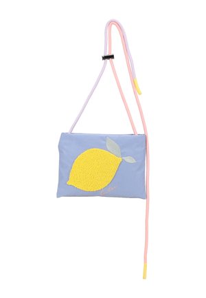 Rechteckige Umhängetasche aus Lavendel mit strukturiertem gelbem Zitronen- und grünem Blätterdesign, ausgestattet mit verstellbaren pinken und lavendelfarbenen Trägern mit gelben Spitzen.