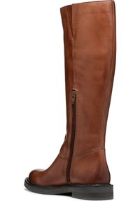 Bota de cuero marrón hasta la rodilla con cremallera lateral, punta redondeada y suela resistente. Textura suave con mínimo detalle de costura.