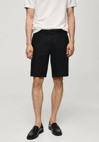 Mango Pantaloni scurți - black