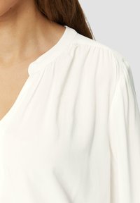 QS FLIESSENDE MIT RAFFUNG - Blouse - ecru
