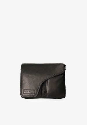 Borsa a tracolla in pelle nera con patta pieghevole, texture liscia e tasca esterna. Presenta una toppa con logo e una tracolla regolabile.