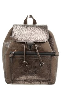 Metalická bronzová kožená batoh s texturovaným povrchem, horním překrytím, stahovací šňůrkou a přední kapsou na zip. Nastavitelné popruhy pro pohodlí.