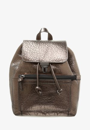 Sac à dos en cuir bronze métallique avec une finition texturée, rabat supérieur, fermeture à cordon et poche zippée à l'avant. Bretelles réglables pour le confort.