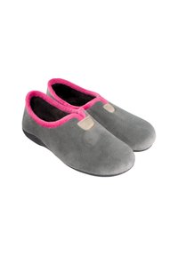 Zapatillas grises con forro de felpa rosa, textura suave, punta redondeada y un acento beige cerca del frente. Suela de goma negra para mayor agarre.