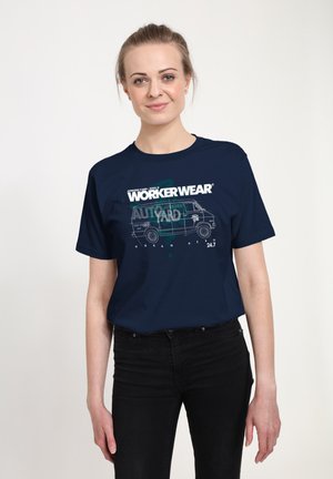 Navy bavlněné tričko s grafickým motivem "WORKERWEAR" a ilustrací dodávky v bílé a tyrkysové barvě. Volný střih, kulatý výstřih, krátké rukávy.
