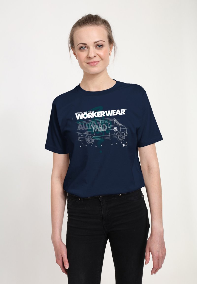 Camiseta de algodón navy con gráfico "WORKERWEAR" e ilustración de furgoneta en blanco y turquesa. Corte casual, escote redondo, mangas cortas.
