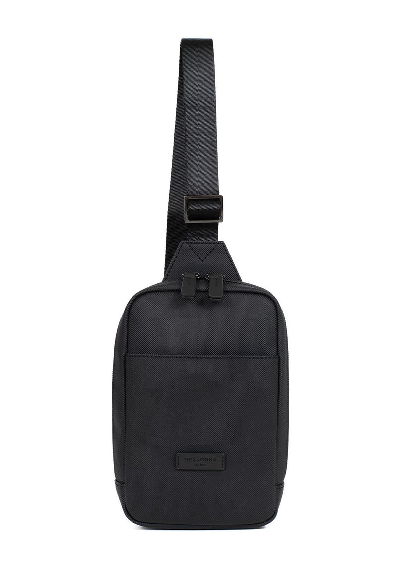 Borsa a tracolla nera realizzata in tessuto texturizzato con una finitura liscia. Presenta una chiusura a zip superiore, una tracolla regolabile e una patch frontale con il marchio.