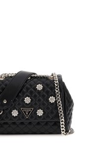 Borsa a spalla nera trapuntata con tracolla in catena argentata, caratterizzata da decorazioni floreali e una placca logo triangolare sul davanti.