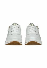 Sneakers bianchi con lacci, tomaia perforata, dettagli argentati e suole imbottite. Forma arrotondata e suola in gomma marrone testurizzata.