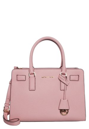 Różowa skórzana torebka Michael Kors z podwójnymi uchwytami, odpinanym paskiem na ramię i zawieszką z logo na białym tle.
