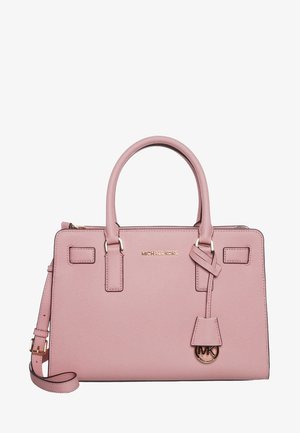 Różowa skórzana torebka Michael Kors z podwójnymi uchwytami, odpinanym paskiem na ramię i zawieszką z logo na białym tle.