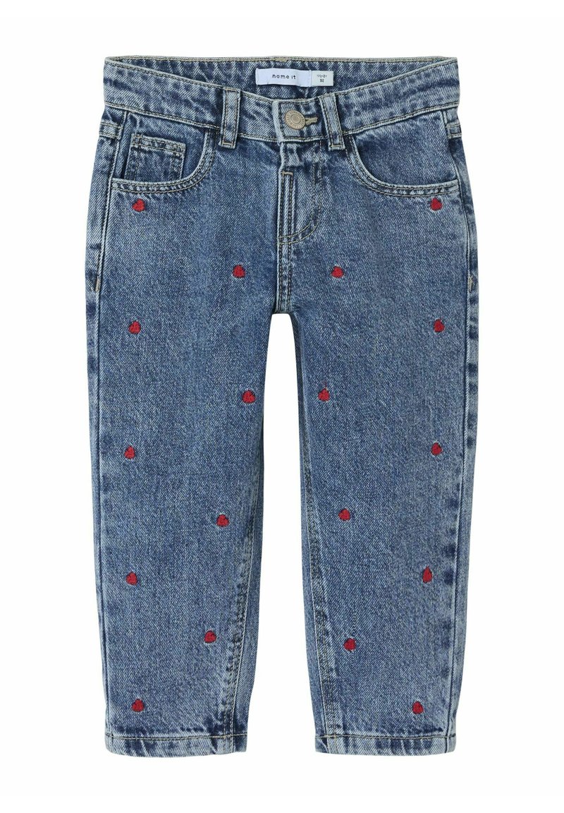 Jean de mezclilla con un acabado azul desvanecido, con bordados de corazones rojos esparcidos por toda la prenda. Diseño estándar de cinco bolsillos y cierre de botón.