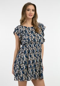 Kurzärmeliges Kleid im Schlangenmuster, mit blauen, beigen und schwarzen Farbtönen. Rüschensleeves und eine taillierte Taille mit einem ausgestellt Rock.
