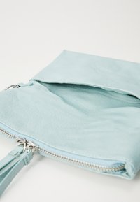 Borsa a clutch blu chiaro realizzata in pelle testurizzata, con una zip argentata lungo il bordo inferiore e una patta superiore piegata. L'interno è sfoderato.
