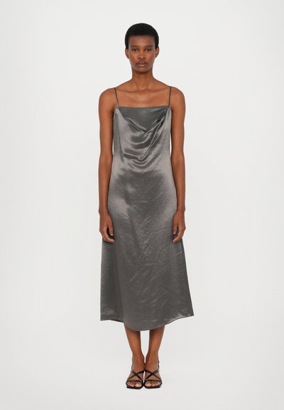 Abito midi senza maniche in tessuto satinato argento, con collo a cowl, caratterizzato da una silhouette fluida e sottili spalline regolabili.