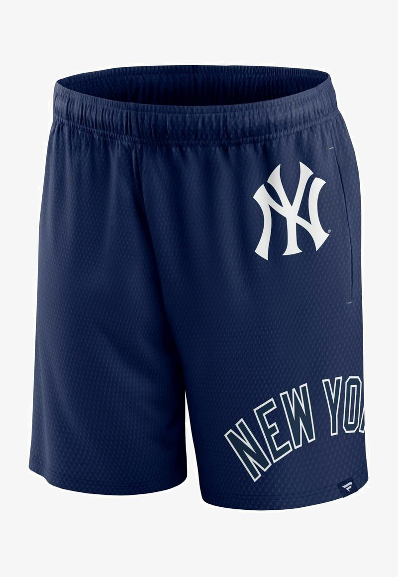 Marina blå sportshorts i ventilationsvänlig mesh, med en vit New York Yankees-logotyp och kontrasterande text på sidan.